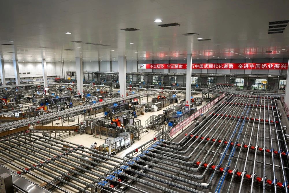 北疆牧歌新奏 奶业“犇”向未来——内蒙古奶业质量强链建设纪实(图3) 北疆牧歌新奏 奶业“犇”向未来——内蒙古奶业质量强链建设纪实(图3)